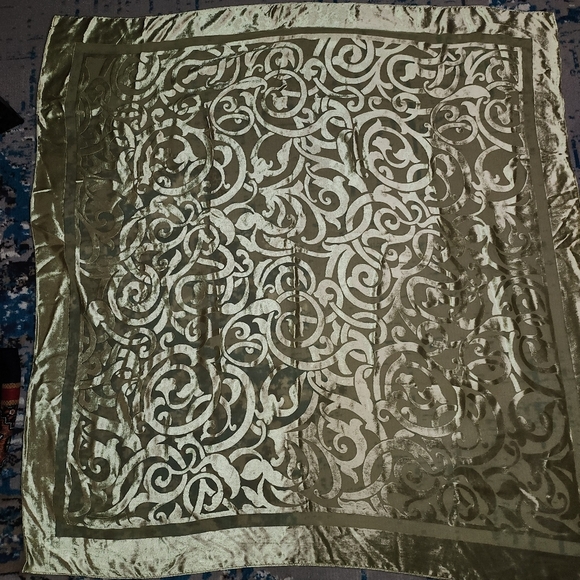 Givenchy scarf Silk 41x43 inches - Picture 4 of 11